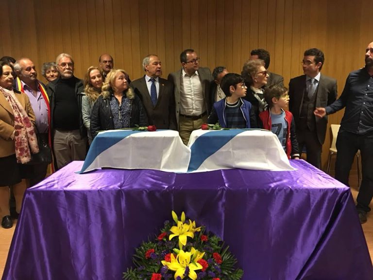A Asociación de Memoria Histórica entrega os restos de dous represaliados na Pobra do Brollón ás súas familias