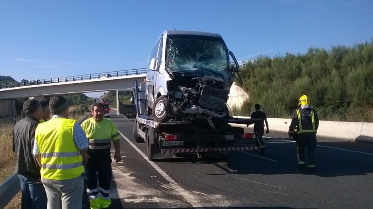 Un falecido e 15 persoas feridas nun accidente no corredor Monforte – Lugo á altura de Bóveda