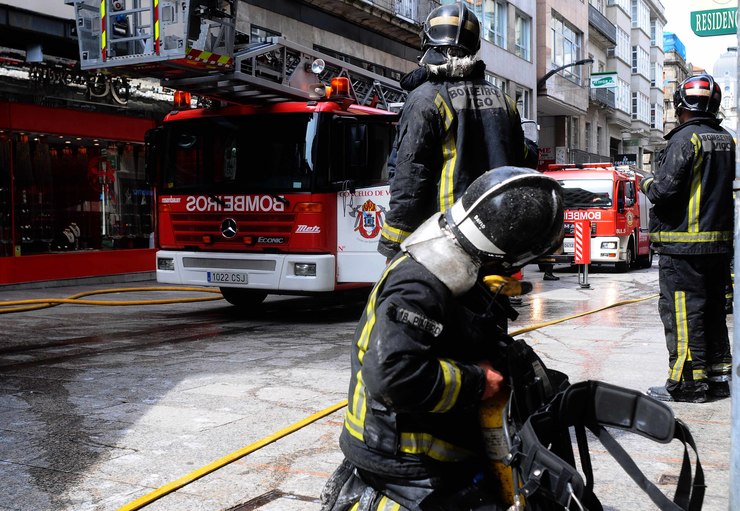 Aparatoso incendio nun edificio de catro plantas en Monforte obriga a desaloxar aos veciños