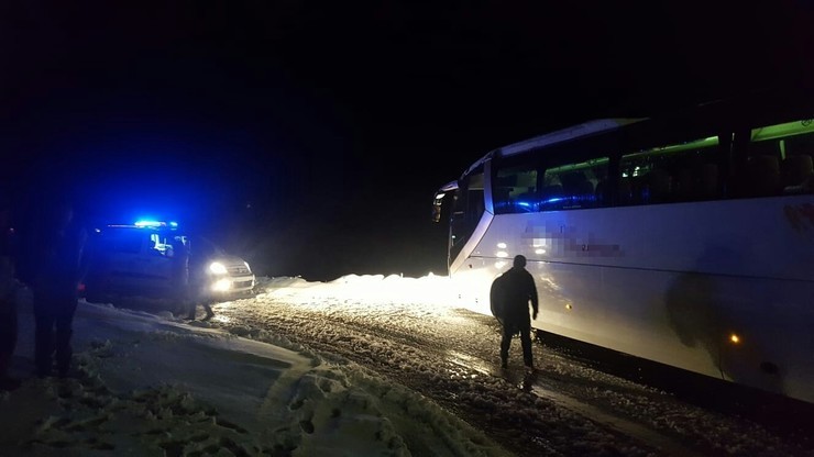 Un autobús con 33 persoas queda atrapado na neve en Pedrafita