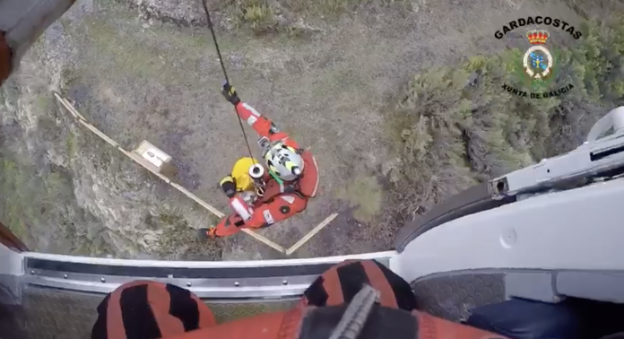 Rescate en helicóptero dunha muller na Ruta da Castaña de Pobra do Brollón