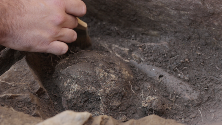 Achado importante na Pobra do Brollón: podería conservar os restos humanos máis antigos de Galicia