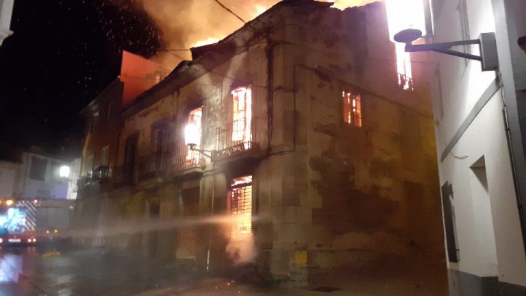 Un incendio deixa danos nunha casa en Sarria
