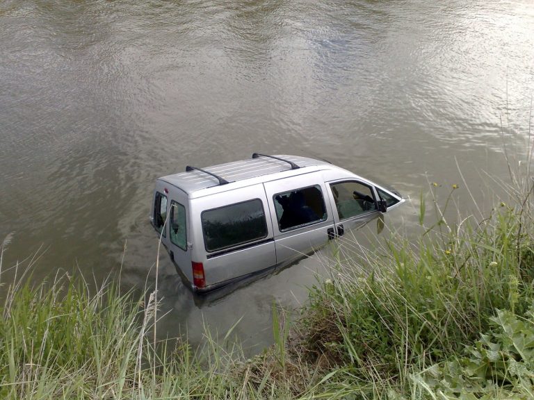 Unha furgoneta acaba nun río en Sarria tras inundarse a estrada