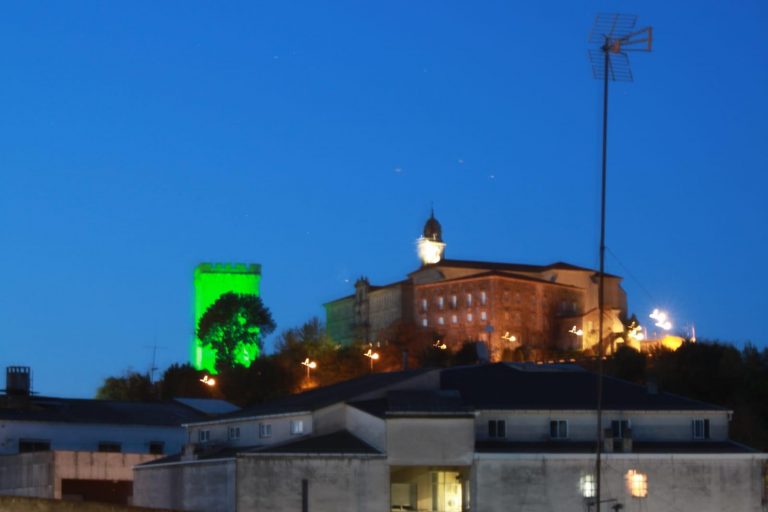 A Torre da Homenaxe en verde no Día Mundial da ELA