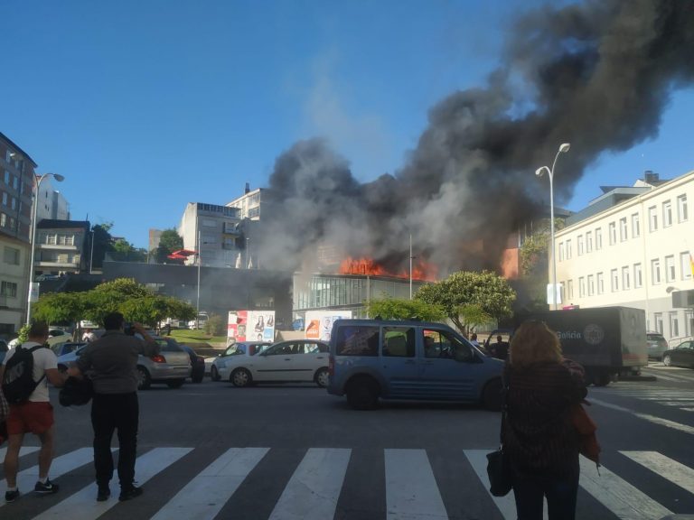 Aparatoso incendio na Casa da Música de Chantada