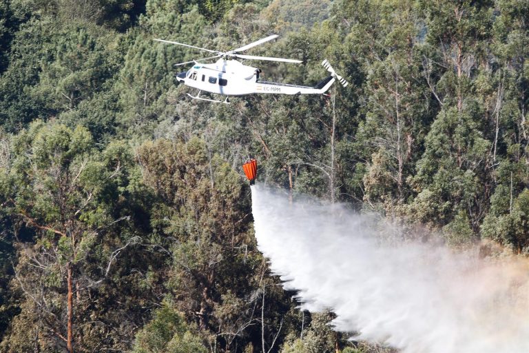 O incendio de Folgoso do Courel segue fóra de control e supera xa as 100 hectáreas