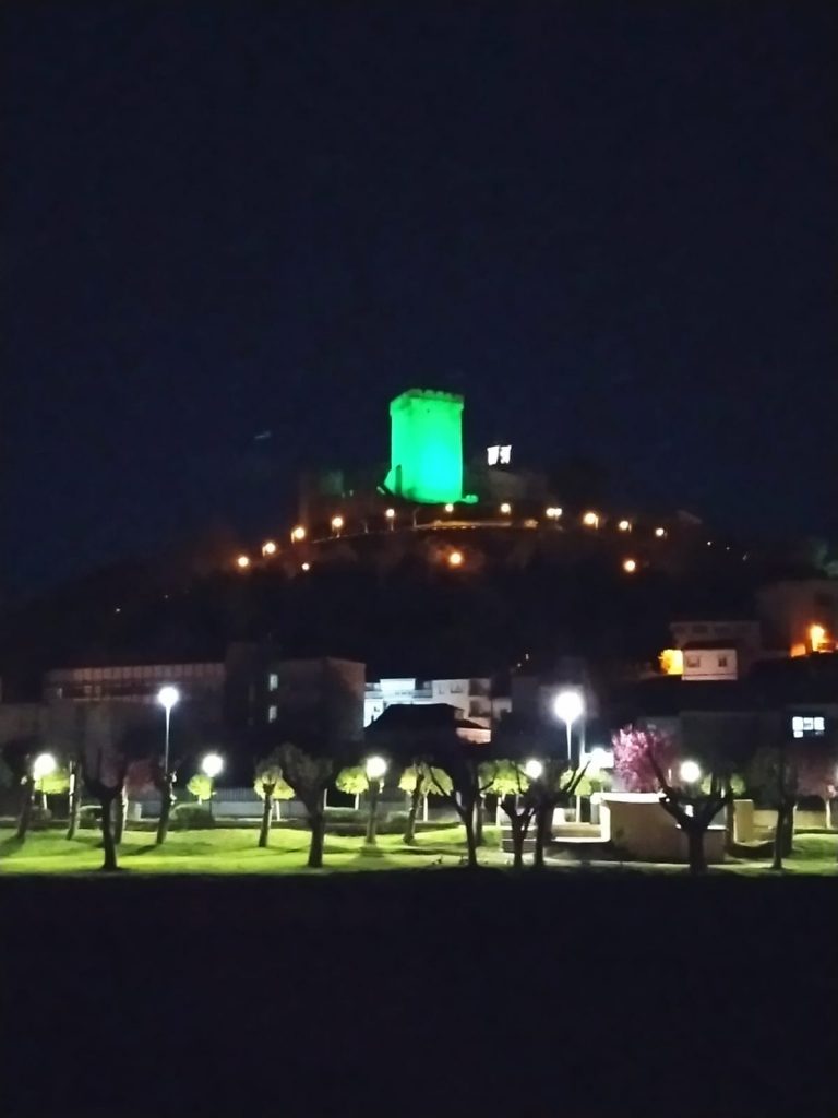 Iluminación verde na Torre da Homenaxe no Día do Ostomizado