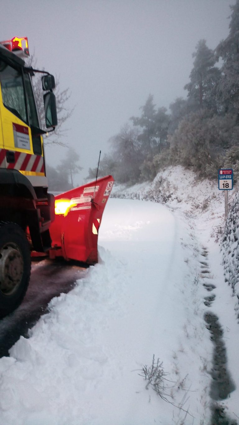 98 operarios e 48 equipos retiran neve das estradas da montaña e sur da provincia