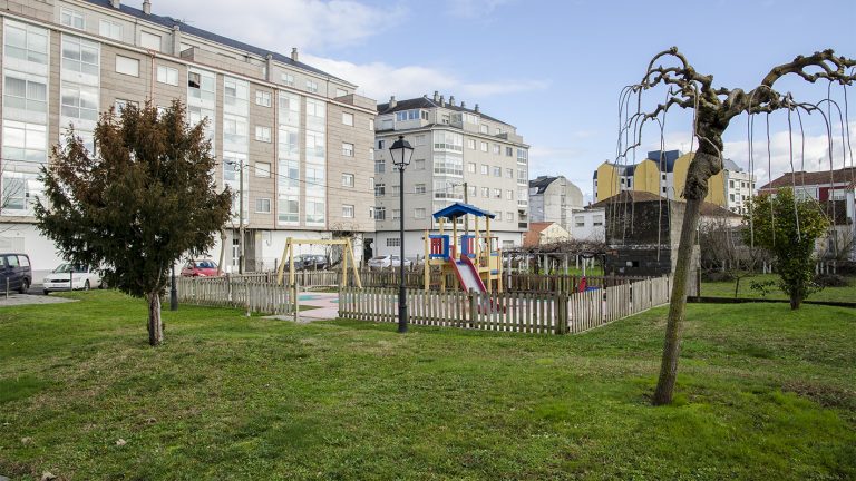 O concello de Monforte renova o chan do parque infantil da rúa Santiago