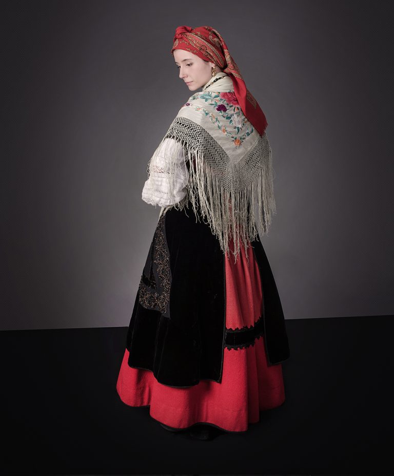 Exposición en Sarria sobre o ‘traxe festivo da muller aldeá’