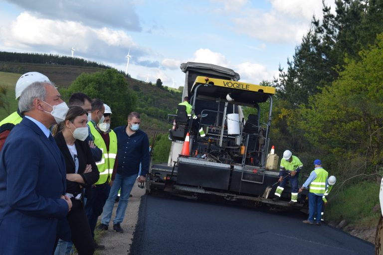 O Presidente supervisa as obras de renovación da estrada de Paradela a Currelos