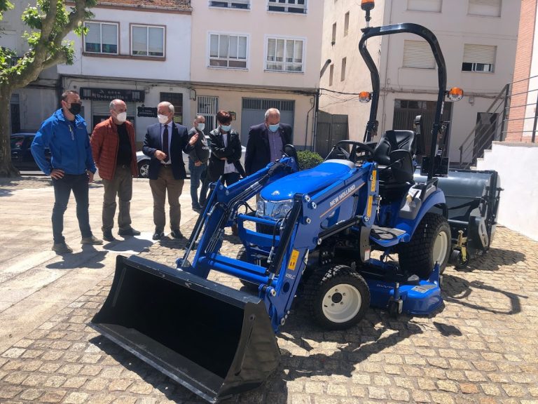Tractor segadora para mellorar os servizos de medio ambiente en Monforte