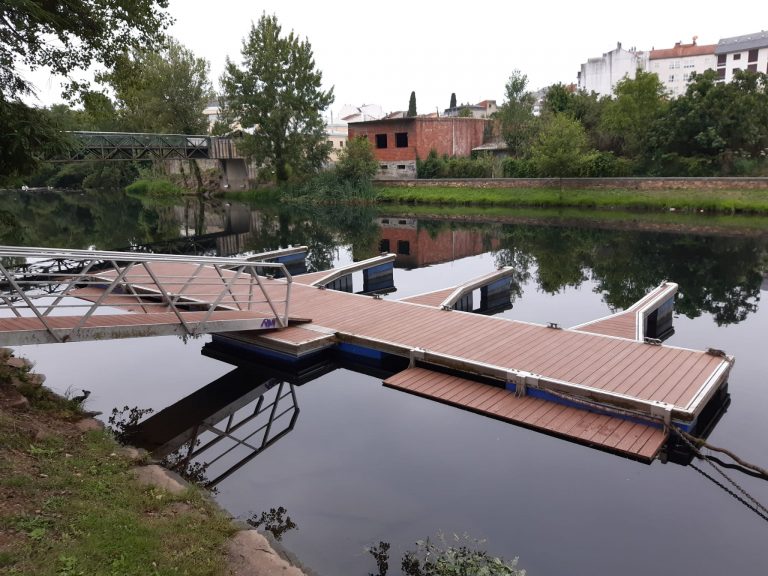 Comezan os paseos en barca polo río Cabe tras renovar o embarcadoiro do Parque dos Condes
