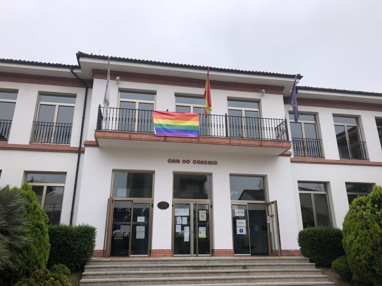 A bandeira arco iris, loce xa no balcón da Casa do Concello de Monforte