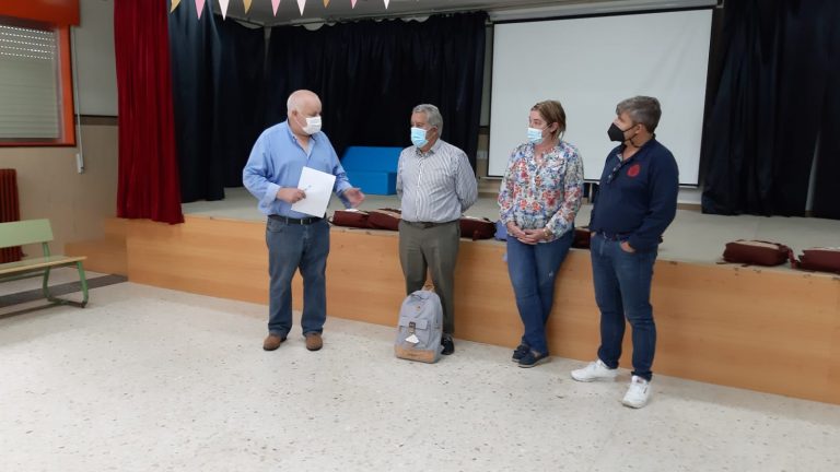 A Fundación Amigos de Galicia comeza a entrega de material escolar en Taboada