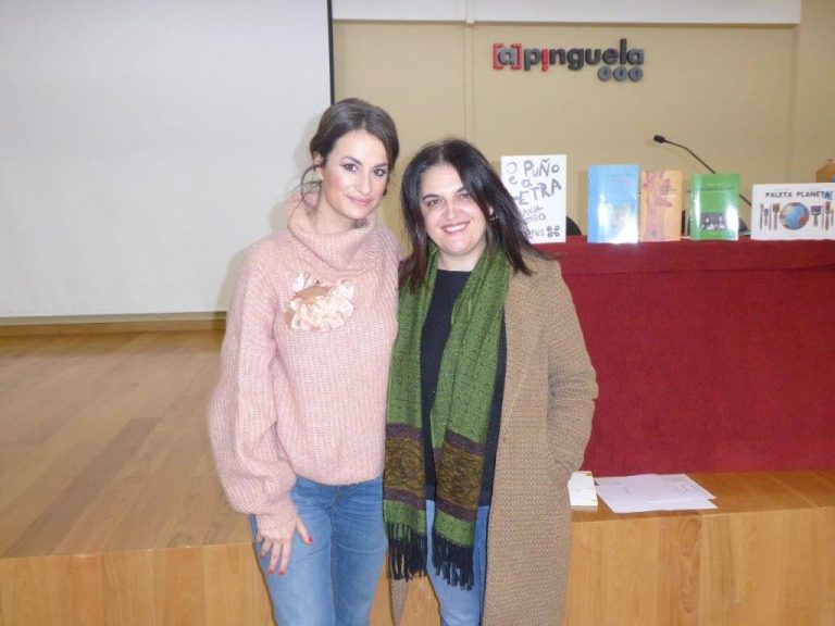 Yolanda Castaño con Olga Novo no Club de Lectura do IES A Pinguela