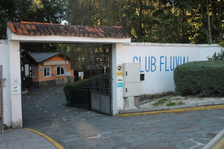 Hospitalizada unha menor tras caer nunha piscina de Monforte