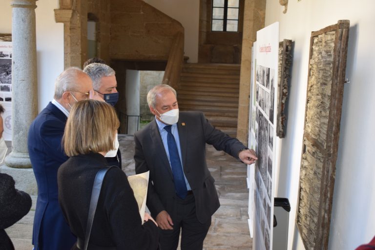 Inaugúrase en Santiago a exposición “Os nosos castelos da Ribeira Sacra: Castro Caldelas e Monforte de Lemos”