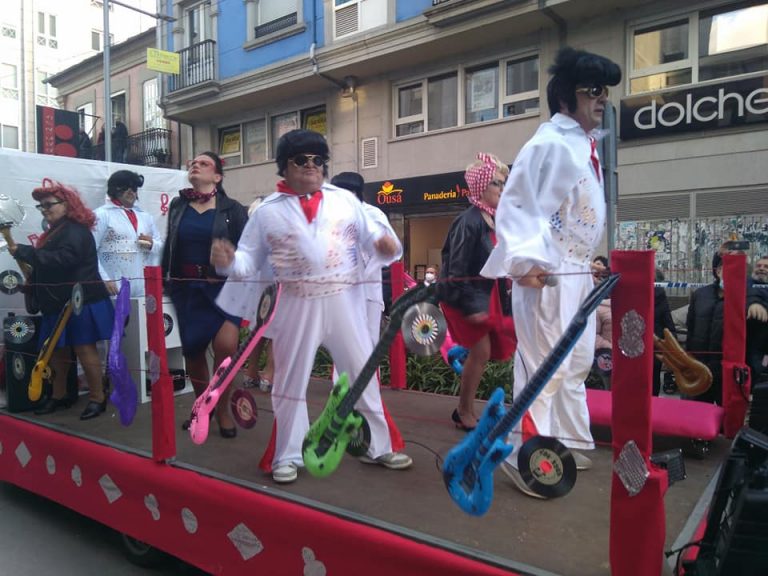 O desfile de comparsas de Sarria pecha o Entroido no sur de Lugo