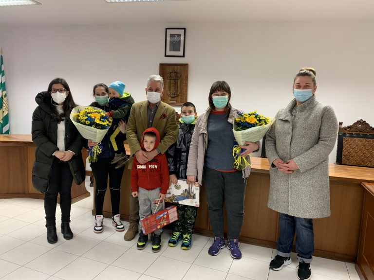 Quiroga dá a benvida ás dúas familias ucraínas de acollida