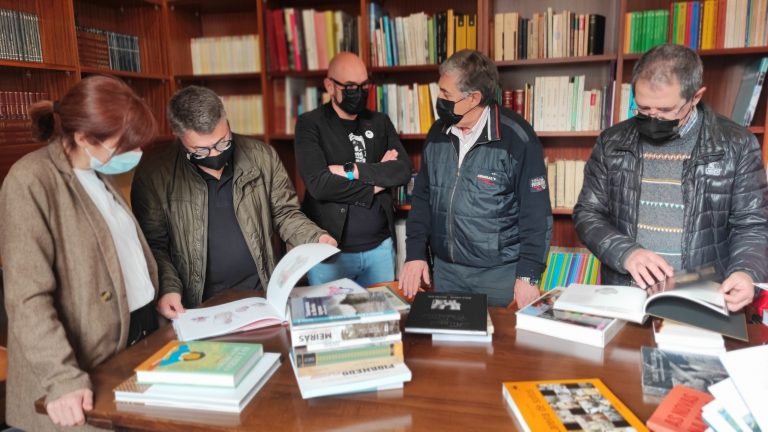 La Unión de Sarria recibe 60 publicacións en galego da Vicepresidencia da Deputación