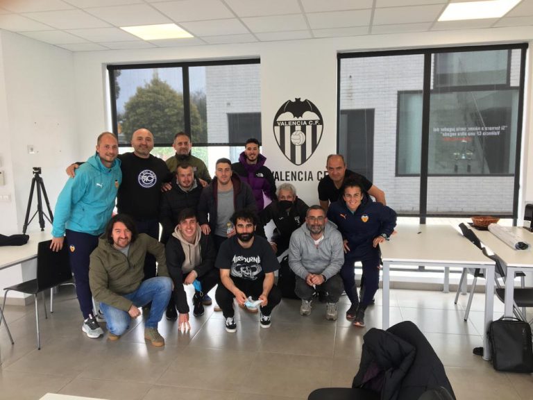 O alumnado do IES Río Cabe aspirante a adestrador de fútbol visitou a cidade deportiva do Valencia C.F.