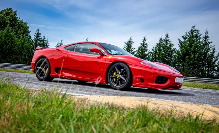 Queredes vivir a experiencia de conducir un Ferrari?