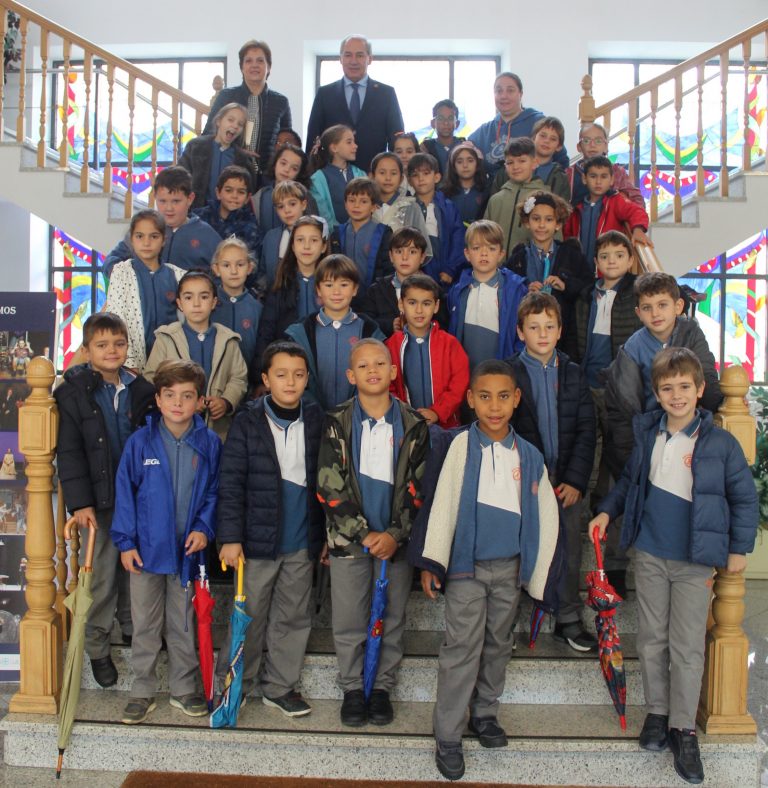 Alumnado dos Escolapios visita o concello de Monforte