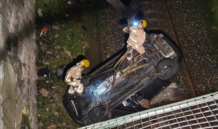 Resulta ferido ao envorcar o vehículo nas vías do tren en Ribas de Sil, o que provocou o corte da circulación ferroviaria