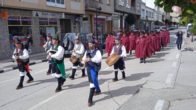 Desfile da Confraría do Viño de Quiroga para anunciar a Feira do Viño