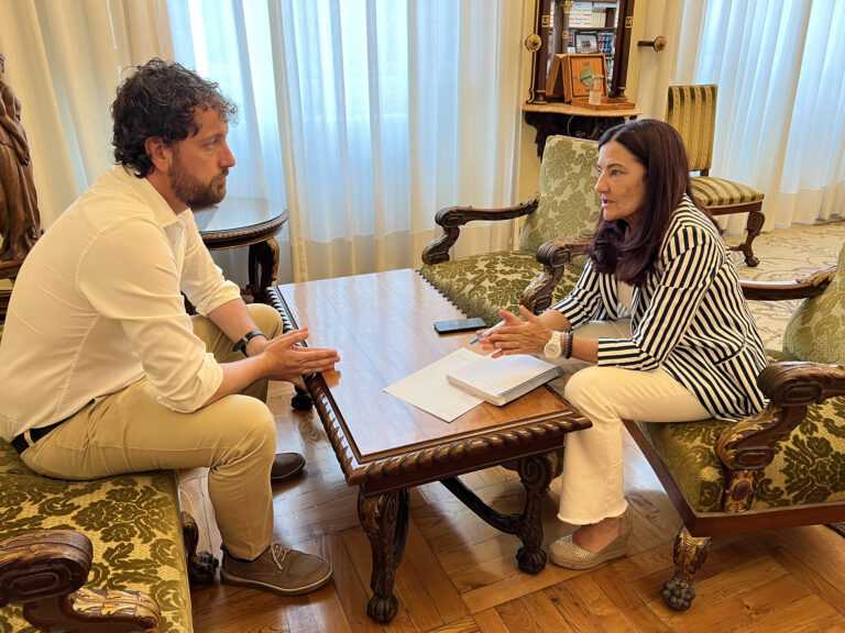 O novo alcalde de Taboada analiza con Isabel Rodríguez as necesidades do concello