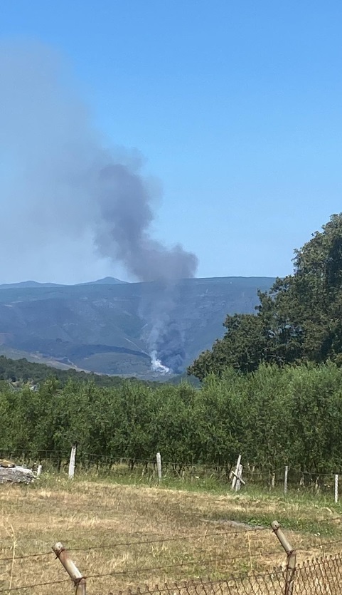 O incendio forestal activo en Quiroga calcinou xa 18 hectáreas