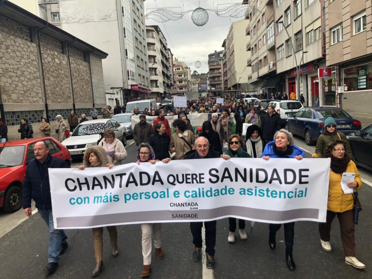 Chantada quere sanidade entrega 3700 firmas na Consellería para pedir melloras sanitarias