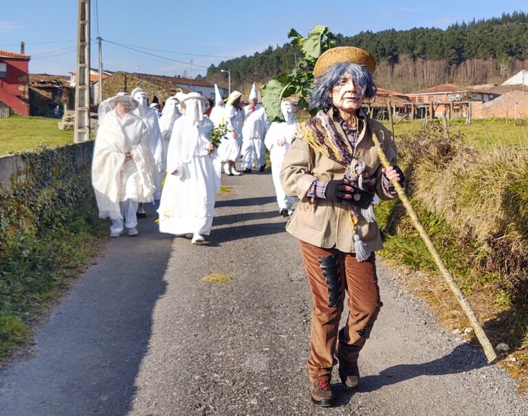 Domingo de Entroido en Budián, no Concello de Pantón, cos seus Brancos e o seu Farranquín