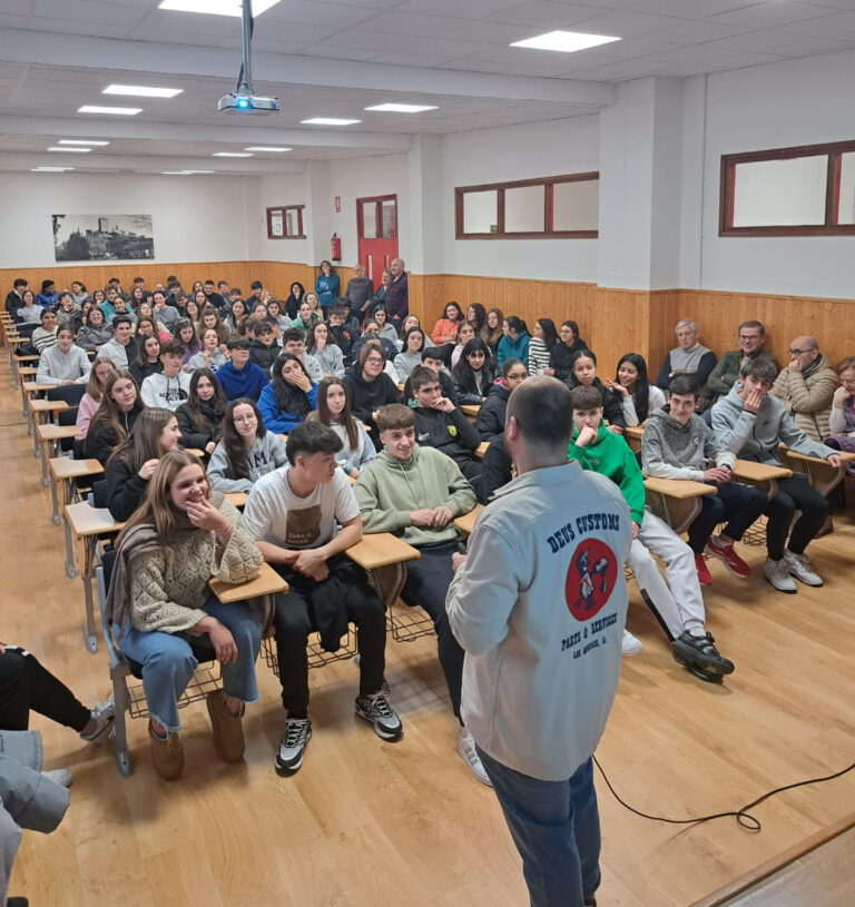 Pablo Vila, exalumno do IES Río Cabe faloulle ao alumnado do centro do mercado laboral