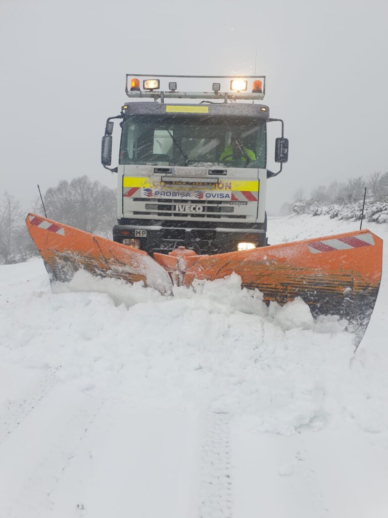 A Deputación despexa de neve estradas provinciais de Folgoso do Courel, Quiroga e Samos
