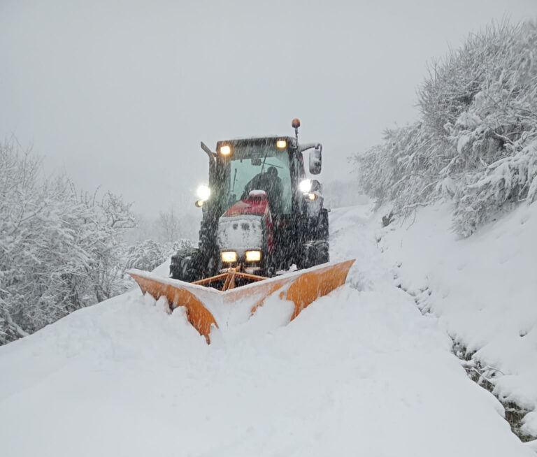 90 operarios e 28 quitaneves e vehículos despexan de neve e xeo as estradas provincias