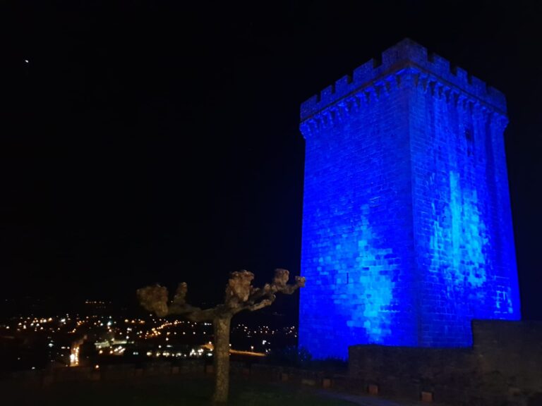 Torre de Homenaxe en azul, este martes polo Día Mundial de Concienciación sobre o Autismo
