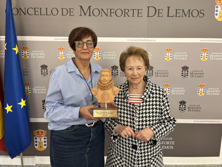 A historiadora Manuela Sáez doa ó Concello de Monforte unha réplica do busto do VII Conde de Lemos