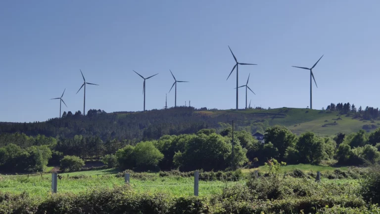 A Xunta outorga autorización previa a unha planta fotovoltaica con 5.700 placas xunto ao parque eólico de Páramo