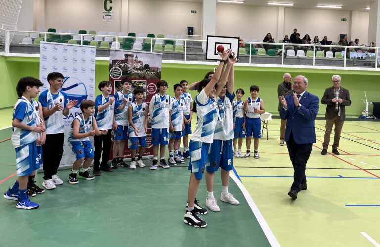 Trofeo ao equipo alevín do C.B. Val de Lemos como gañador da Liga de 2ª provincial