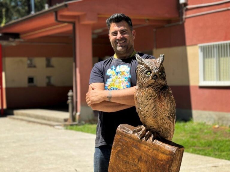 Escultura en madeira con motoserra no IES A Pinguela