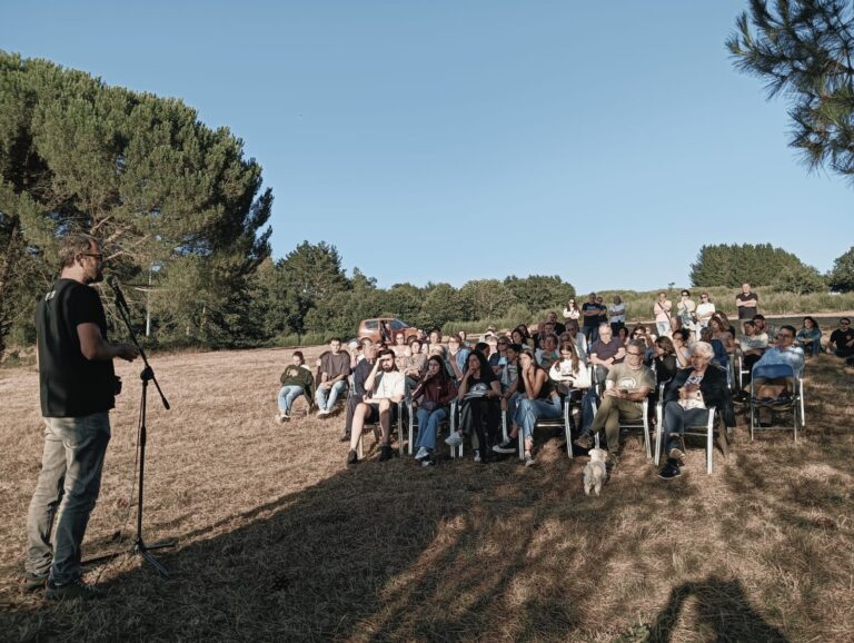 Convivio emocional e cultural á beira dun gran piñeiro