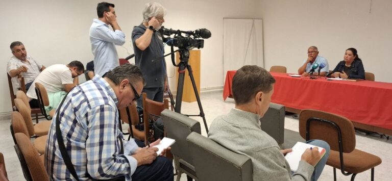 Concentración diante da sede do C.R.D.O.R.S. este 6 de setembro demandando a recollida de uva a prezos xustos na Ribeira Sacra