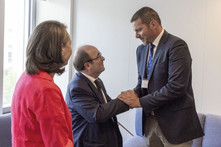 López Campos entrega ao embaixador de España ante a Unesco o primeiro expediente da candidatura da Ribeira Sacra a Patrimonio Mundial