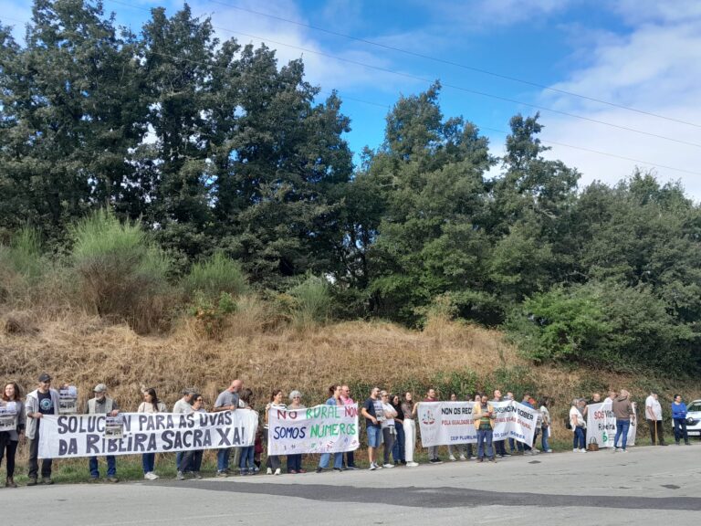 Manifestacións en defensa da viticultura e do ensino na Ribeira Sacra aproveitando o retiro de Rueda en Sober