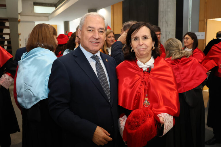 A monfortina, María Emilia Casas Baamonde, investida Doutora Honoris Causa pola Universidade de Vigo