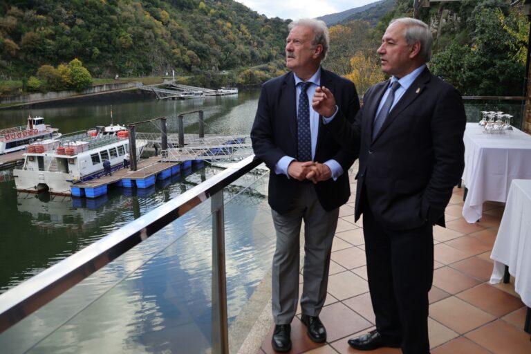 José Tomé e Manuel Campo Vidal inauguran unha formación que instruirá a xente para axudar a fixar poboación no rural