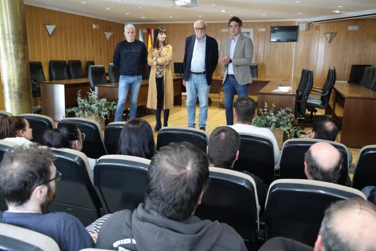 Entrega de diplomas aos 20 participantes no obradoiro Sarria, Camiño de Santiago IV